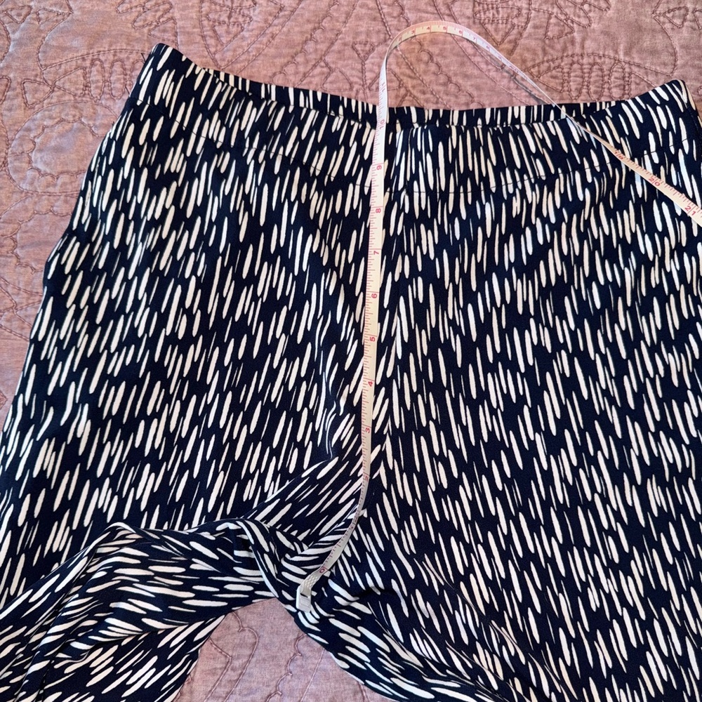 Susan Graver dark navy and White Patterned Women's Bermudas - Picture 2 of 6